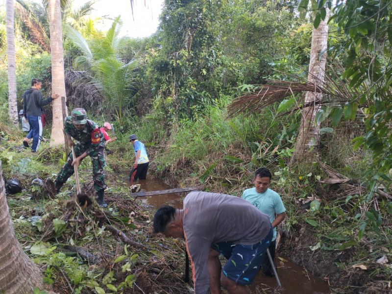 Gotong Royong Sertu Satya Hadinata bersama warga : Membersihkan Parit untuk Mencegah Banjir