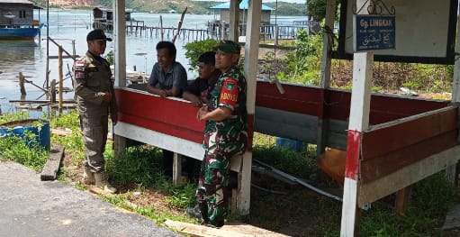 Patroli Bersama Jaga Kamtibmas Desa Kampung Hilir : Babinsa dan Satpol PP Pantau Pos Kamling demi Rasa Aman Masyarakat