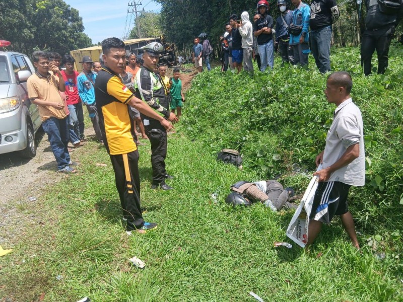 Kanit Gakkum Sat Lantas Polres Simalungun IPDA Yancen Hutabarat Sigap Tangani Kecelakaan Maut di Tapian Dolok