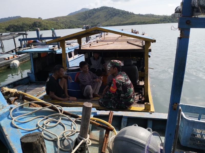 Babinsa Desa Batu Lepuk Sampaikan Pesan Agar Jaga Faktor Keamanan Kepada Nelayan