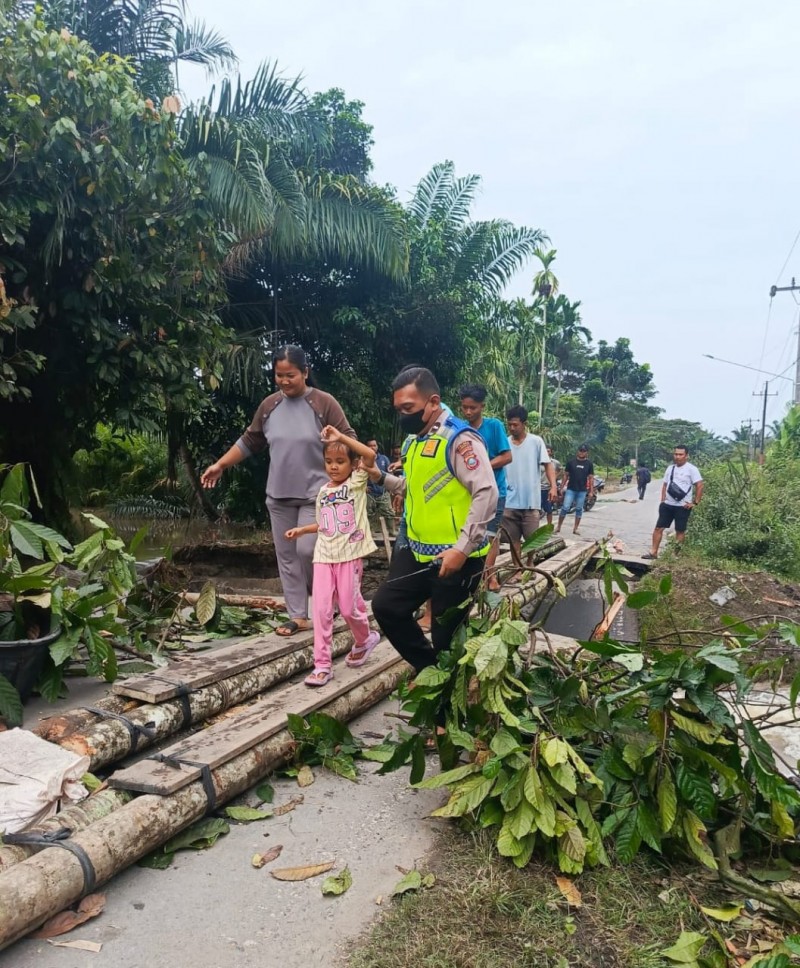 Jalur Hinai-Padang Tualang Terputus Akibat Banjir