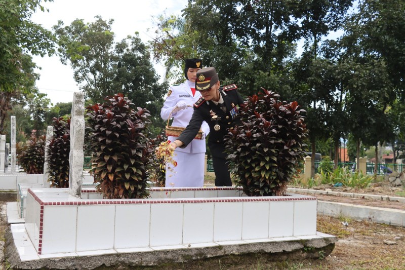 Kapolres Pematangsiantar Ikuti Upacara Peringatan Hari Pahlawan Tahun 2025