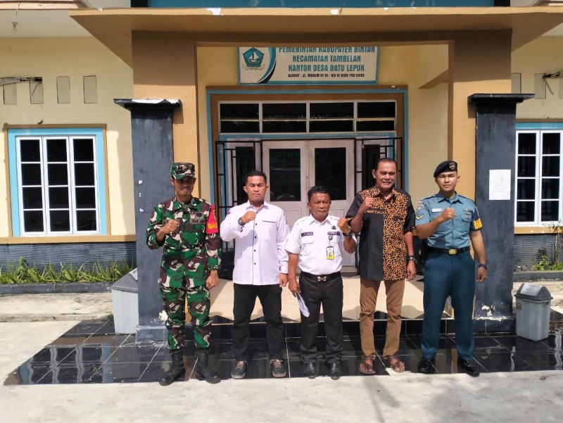 Patroli Bersama Babinsa dan Komduk Jaga Keamanan di Desa Pulau Mentebung