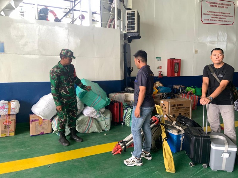 Babinsa Koramil 07/Tambelan dan Syahbandar Lakukan Pengawasan Rutin Pelabuhan Roro BN 03 Tambelan