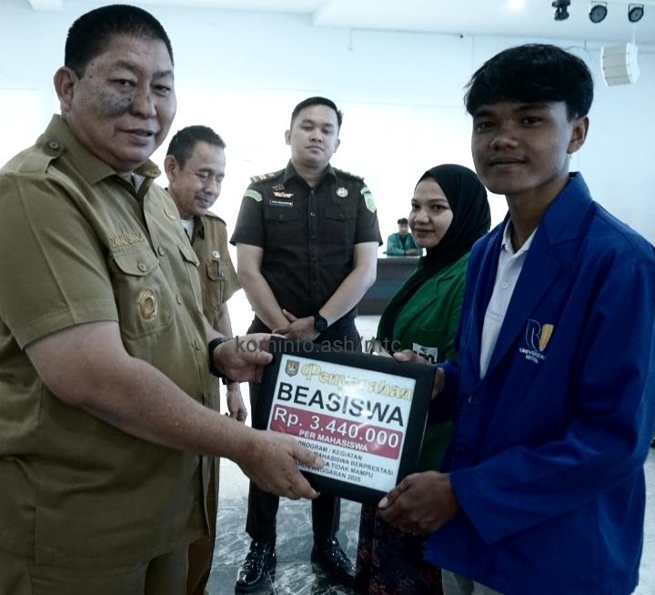 125 Mahasiswa Berprestasi Terima Bea Siswa