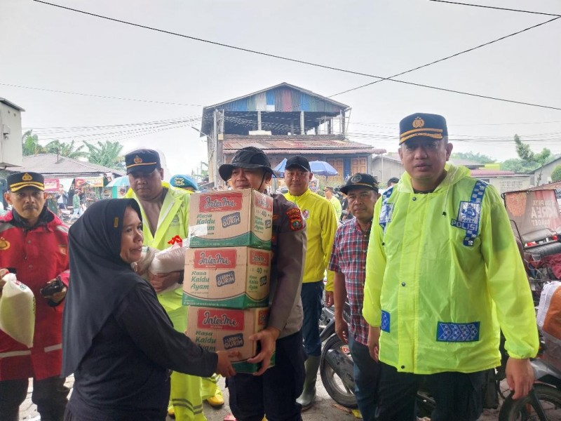 Kapolresta Deli Serdang  Beri  Sembako kepada Warga Terdampak Banjir
