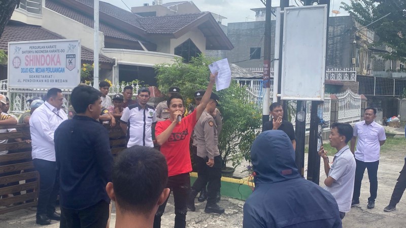 Massa Kompas Desak Copot Camat Medan Perjuangan, Demo Ricuh !