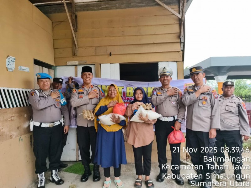 Jumat Berkah Polsek Tanah Jawa, Kapolsek dan Personel Bagikan Sembako ke Warga Kurang Mampu