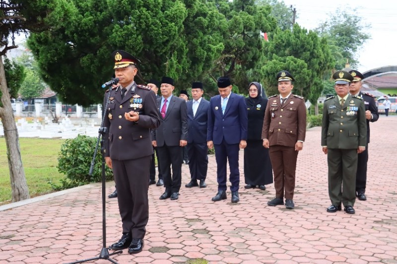 Kapolres Pimpin Upacara Ziarah Hari Pahlawan di Taman Makam Pahlawan