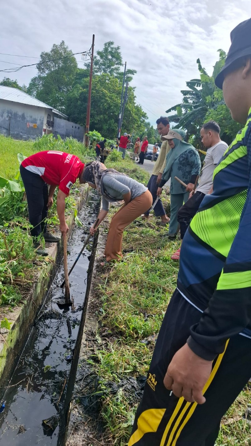 Desa Percut Gelar Jumat Bersih, Kades Asyhari Syah Dorong Warga Peduli Lingkungan