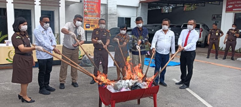 Kejari Toba Musnahkan Barang Bukti 55 Perkara