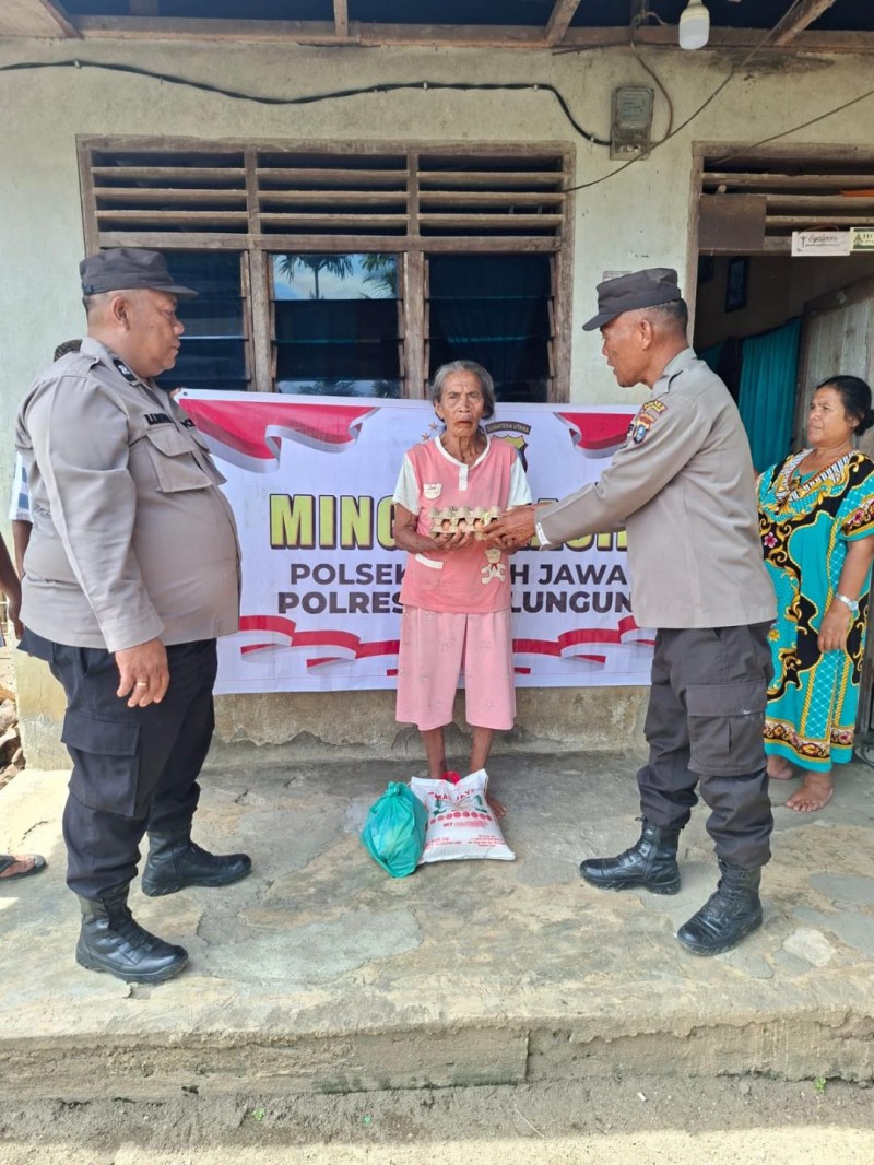 Polsek Tanah Jawa Salurkan Bantuan Sembako Melalui Program Minggu Kasih, Wujud Kepedulian Polri kepada Masyarakat