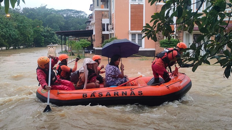 Medan Dikepung Banjir Buka Posko, Petugas Siaga Evakuasi Warga