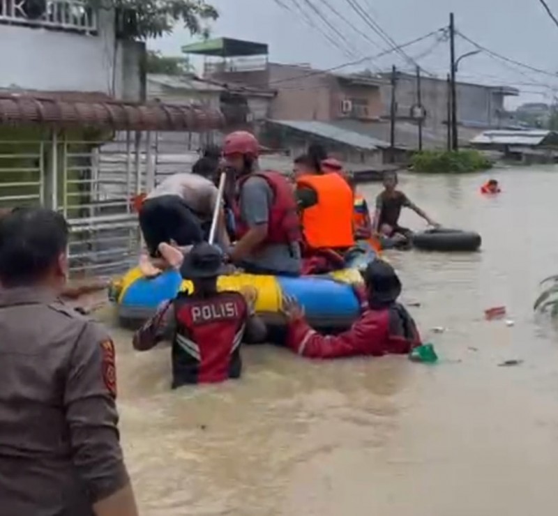 Ditsamapta Polda Sumut Terjunkan 58 Personel Evakuasi Warga Terdampak Banjir di Medan