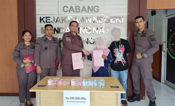 Cabjari Madina di Kotanopan Terima Uang Pengganti Rp200 juta Terkait Dugaan Korupsi Pengelolaan Dana Desa Tanjung Medan