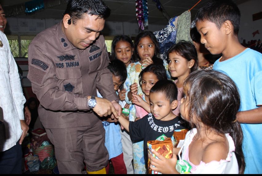 Adhyaksa Peduli Korban Banjir, Plt Kajari Madina Ajak Semua Elemen Bersama-sama Pulihkan Keadaan