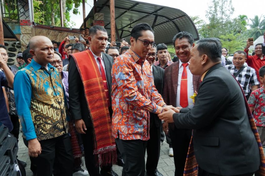 Rico Waas Disambut Antusias dan di Ulos Jemaat Gereja HKBP Perumnas Simalingkar