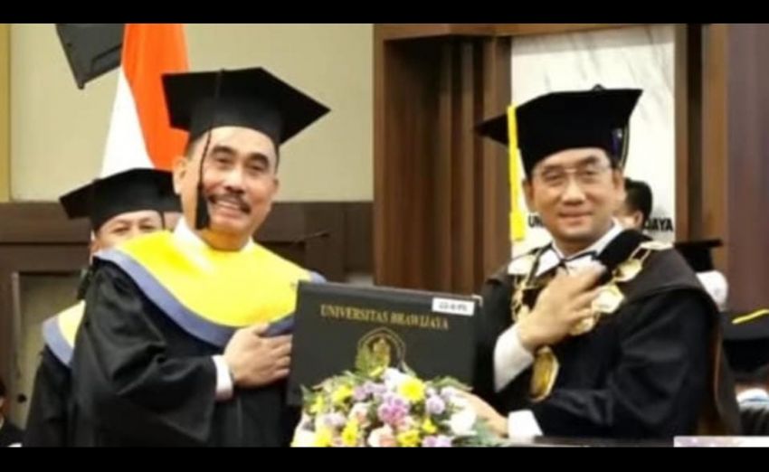 Diwisuda Rektor Universitas Brawijaya Malang, Hendrik H Sitompul Resmi Sandang Gelar Doktor