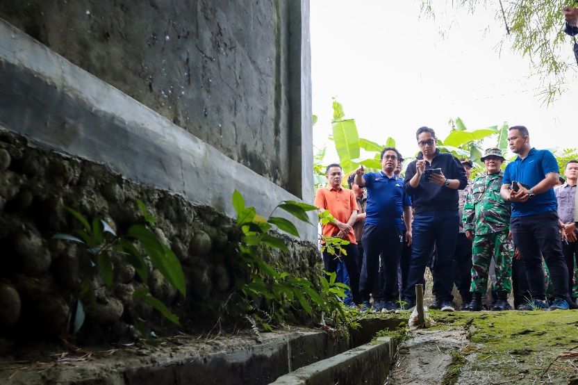 Warga Medan Tuntungan Menangis Sampaikan Keluhannya, Rico Waas Tawarkan Solusi Atasi Banjir