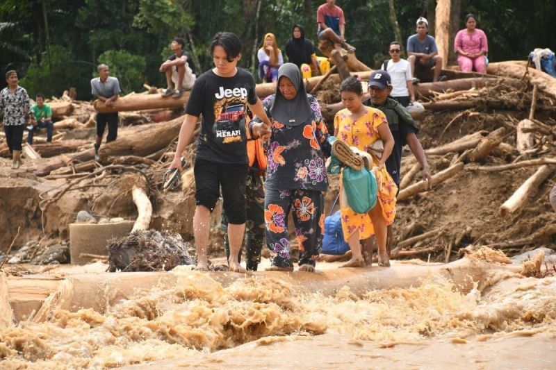 Kodam I/Bukit Barisan Membangun Jembatan Darurat Untuk Membantu Warga yang Terisolasi