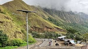 Kabut Tipis Melingkari Kaki Gunung Rinjani, Mata Warga Tertuju Pergunugan Itu