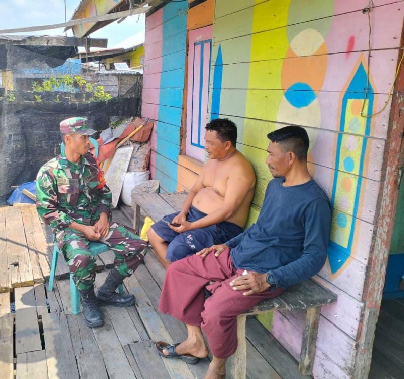 Babinsa Koramil 07/Tambelan Sosialisasi Bahaya Narkoba dan Miras kepada Nelayan Desa Batu Lepuk