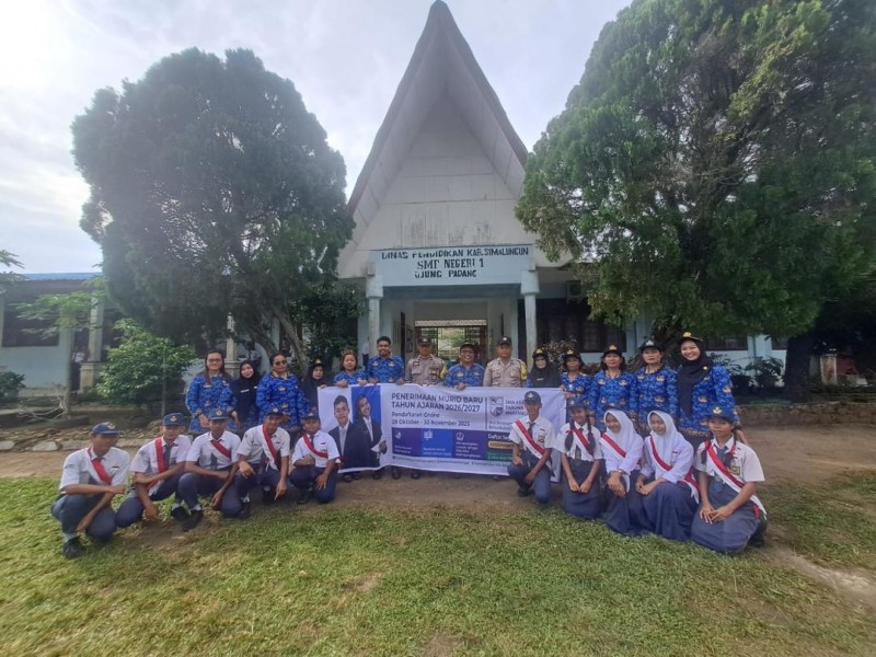 Bhabinkamtibmas Polsek Bosar Maligas Sosialisasikan Penerimaan Siswa SMA Taruna Bhayangkara di SMP N 1 Ujung Padang