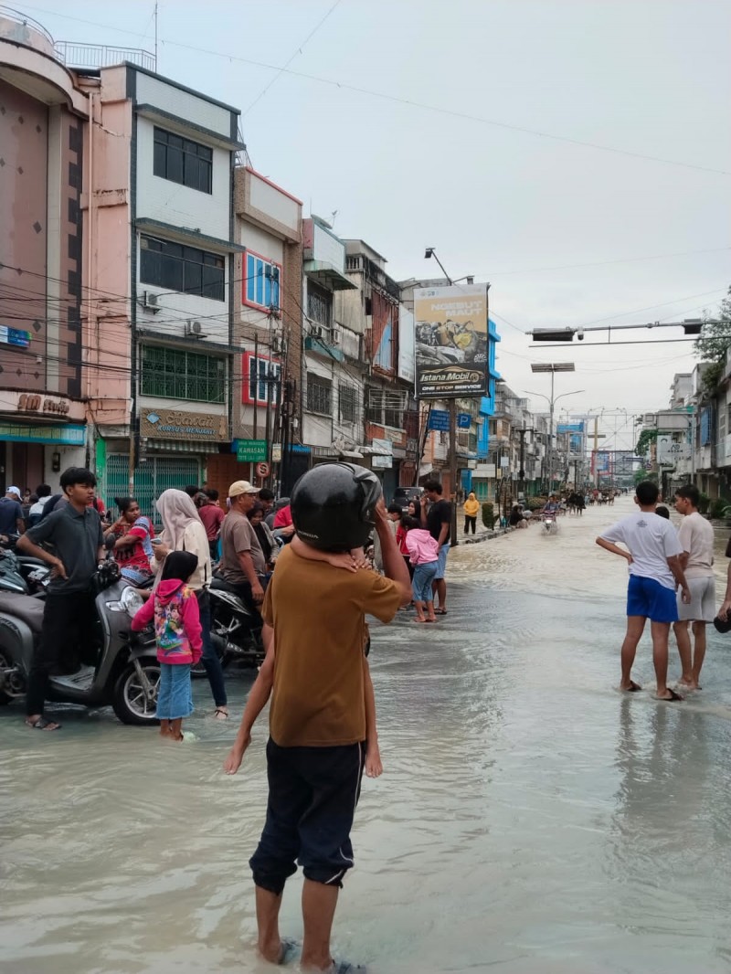 Banjir Tebingtinggi Belum Usai, Air Masih Genangi Pemukiman Dan Jalan Raya