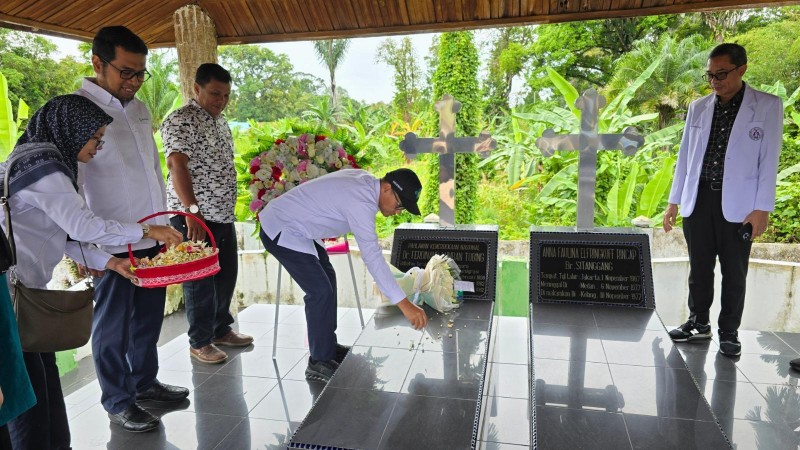 Tabur Bunga HKN ke-61, RS Adam Malik Ziarahi Makam Menkes dr FL Tobing di Tapteng