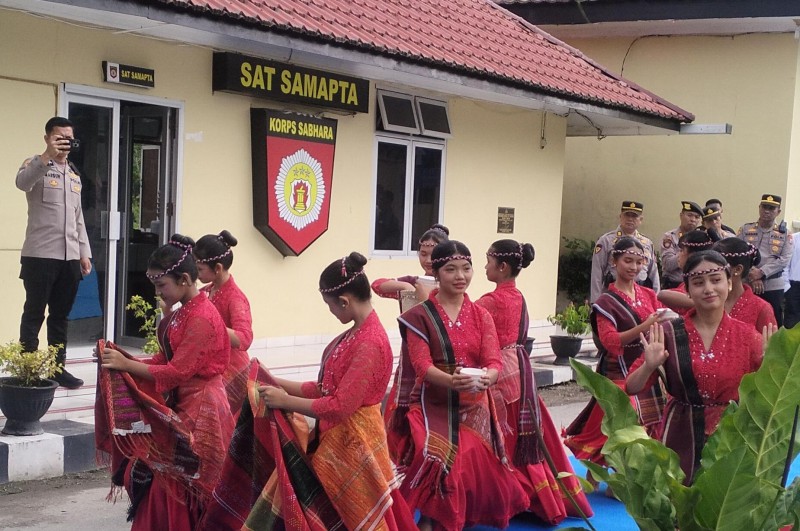 Penari Yayasan Bonapasogit Sejahtera Sambut Kapoldasu