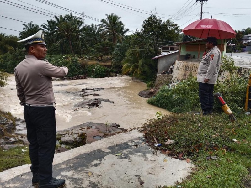 Antisipasi Luapan Sungai, Kapolsek Tanah Jawa Patroli Pantau Arus di Musim Hujan