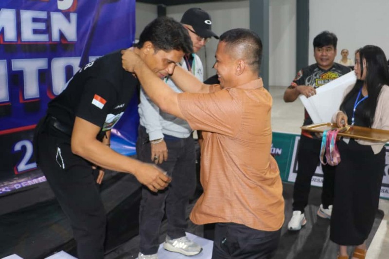 Wesly Diwakili Sekda Hadiri Penutupan Turnamen Badminton KONI Cup 2025 Piala Kapolres