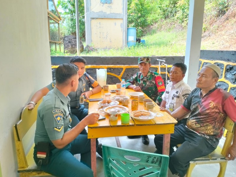 Babinsa Koramil 07/Tambelan Laksanakan Komsos Bahas Gotong Royong di Desa Batu Lepuk