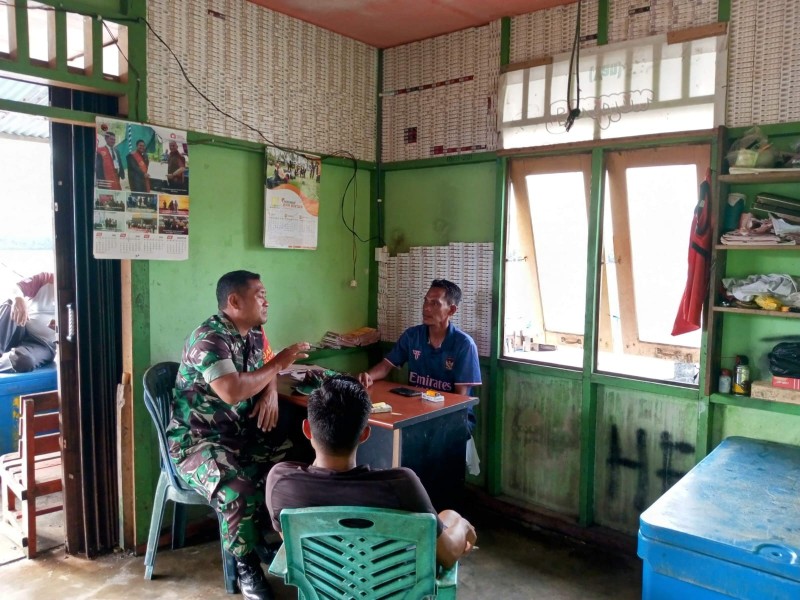 Komsos Babinsa Koramil 07/Tambelan dengan Penampung Ikan, Proses Jual Beli Ikan Dari Nelayan Harus Sesuai Aturan