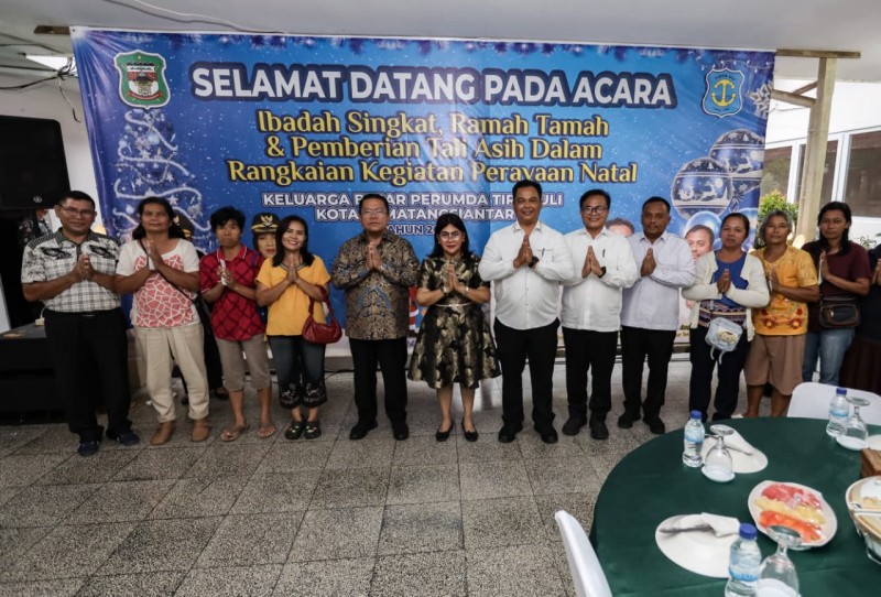 Natal Perumda Air Minum, Wesly Serahkan Tali Asih Bagi Jemaat, Dirut Arianto Gratiskan Tagihan 268 Gereja