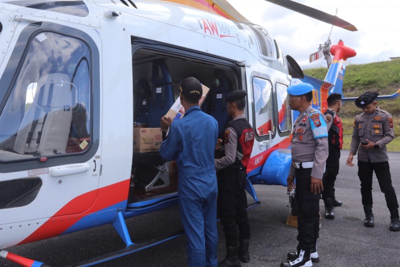 Helikopter Polda Sumut Kembali Distribusikan Bantuan Logistik, Prioritas Mendarat di Sibolga dan Tapteng