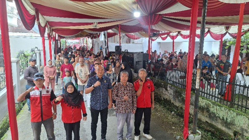 Dengar Keluhan Warga Pascabanjir Robi Barus Bantu Pengurusan Berkas Adminduk