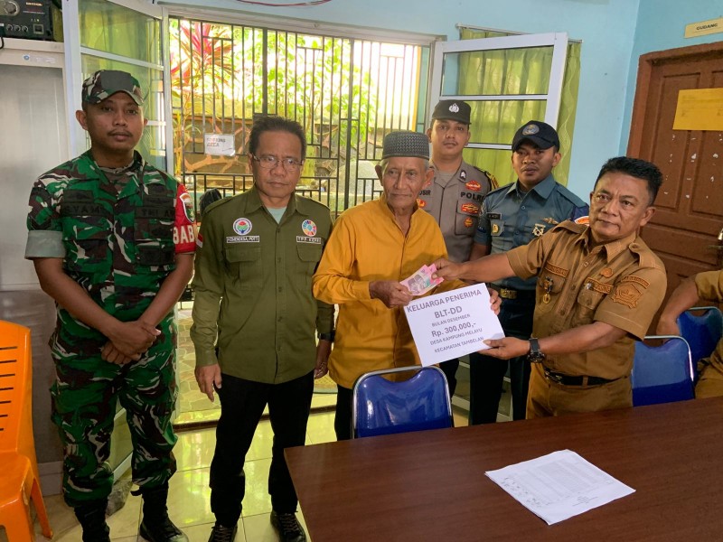 Sertu Syamsuria Dampingi Penyaluran Dana BLT di Desa Kukup