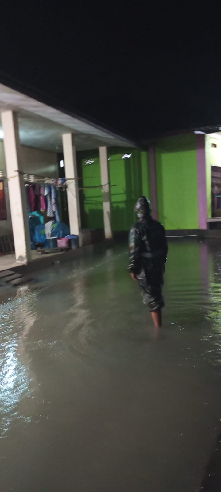 Babinsa Koramil 07/Tambelan Bersama Komduk, Patroli Dan Pantau Banjir ROB di Tambelan