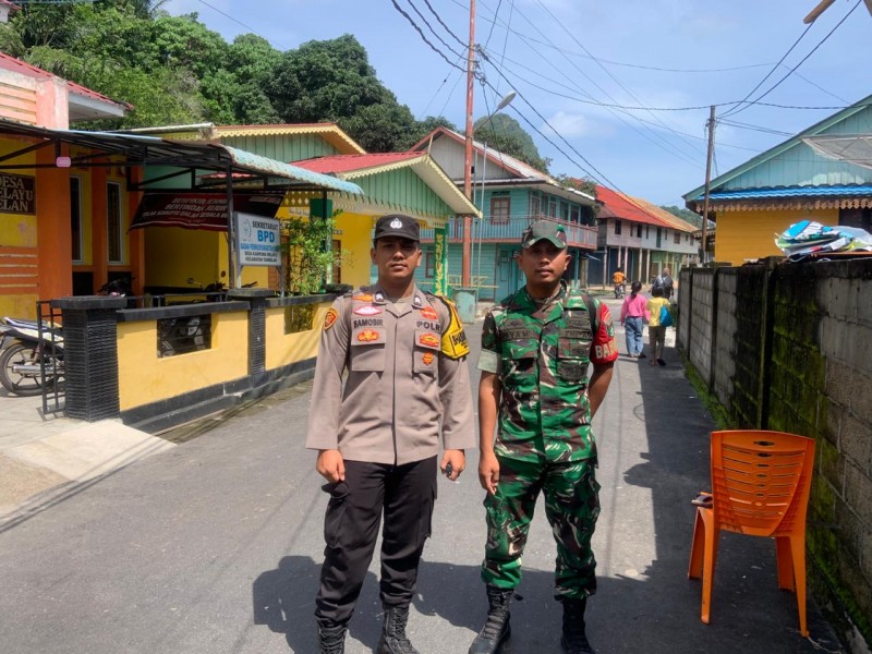 Sinergi TNI-Polri: Babinsa Koramil 07/Tambelan dan Bhabinkamtibmas Polsek Tambelan Patroli Bersama Ciptakan Kamtibmas Kondusif