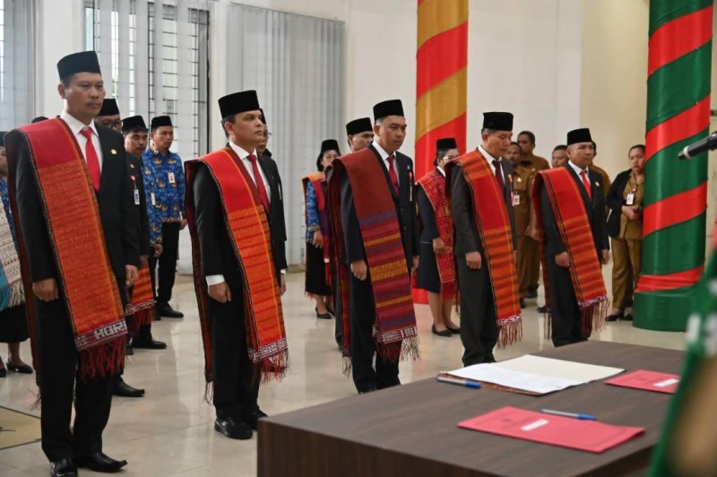 Oloan Nababan Lantik 18 Pejabat Eselon II, 3 Pejabat " Impor "