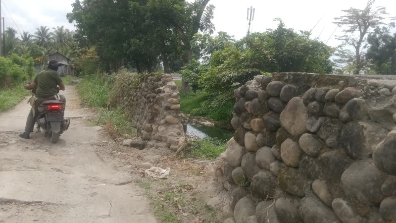 Dinding Sisi Tol KM 9.5 Jebol, Jalan Warga di Martubung Rusak Parah dan Tergenang Limbah
