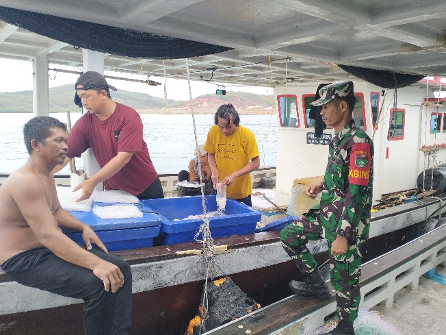 Babinsa Desa Batu Lepuk Tekankan Tentang Keamanan dan Keselamatan Saat Melaut