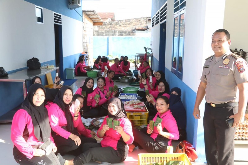 Bhayangkari Peduli! Polres Simalungun Gelar Dapur Umum, Siapkan Ribuan Makanan untuk Korban Banjir dan Longsor Sumut