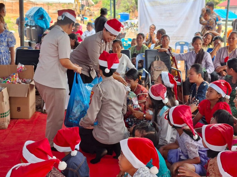 Polres Tapteng Gelar Perayaan Natal Bersama Pengungsi Korban Bencana Alam di Posko Sipange Hutanabolon
