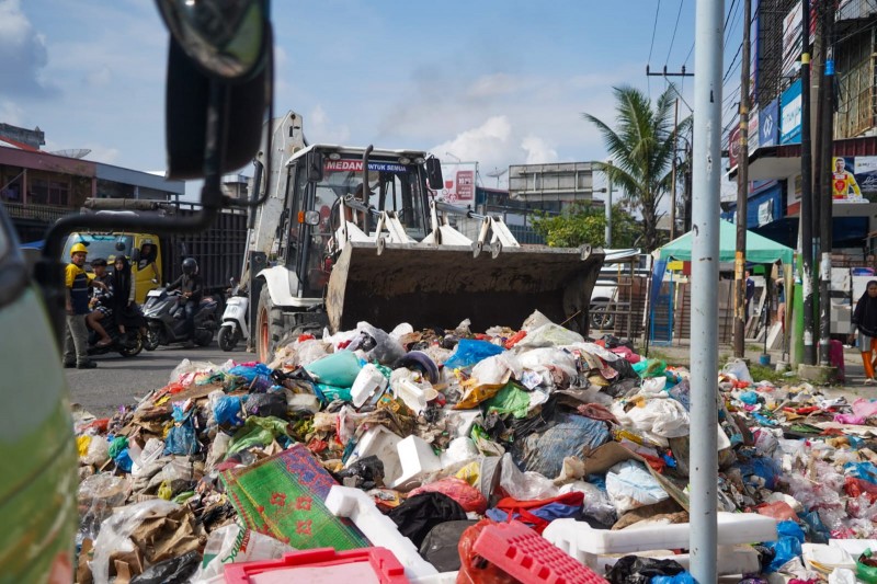 Rico Waas: Medan Barat Harus Bersih Malam Ini, Jangan Ada Lagi Tumpukan Sampah di Jalan Tengah Kota dan Protokol