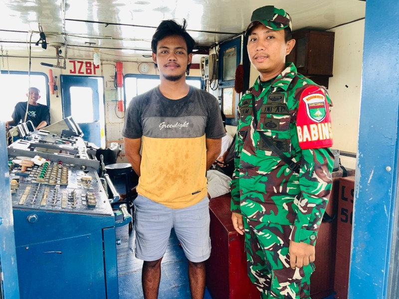 Babinsa Koramil 07/Tambelan Aktif Gelar Komsos Tentang Pencegahan Narkotika dan Miras dengan Kru Kapal LSJ 501