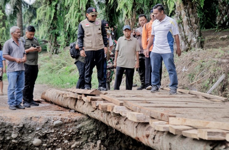 Tinjai Jalan Putus, Bupati Anton Imbau Masyarakat Berhati-hati