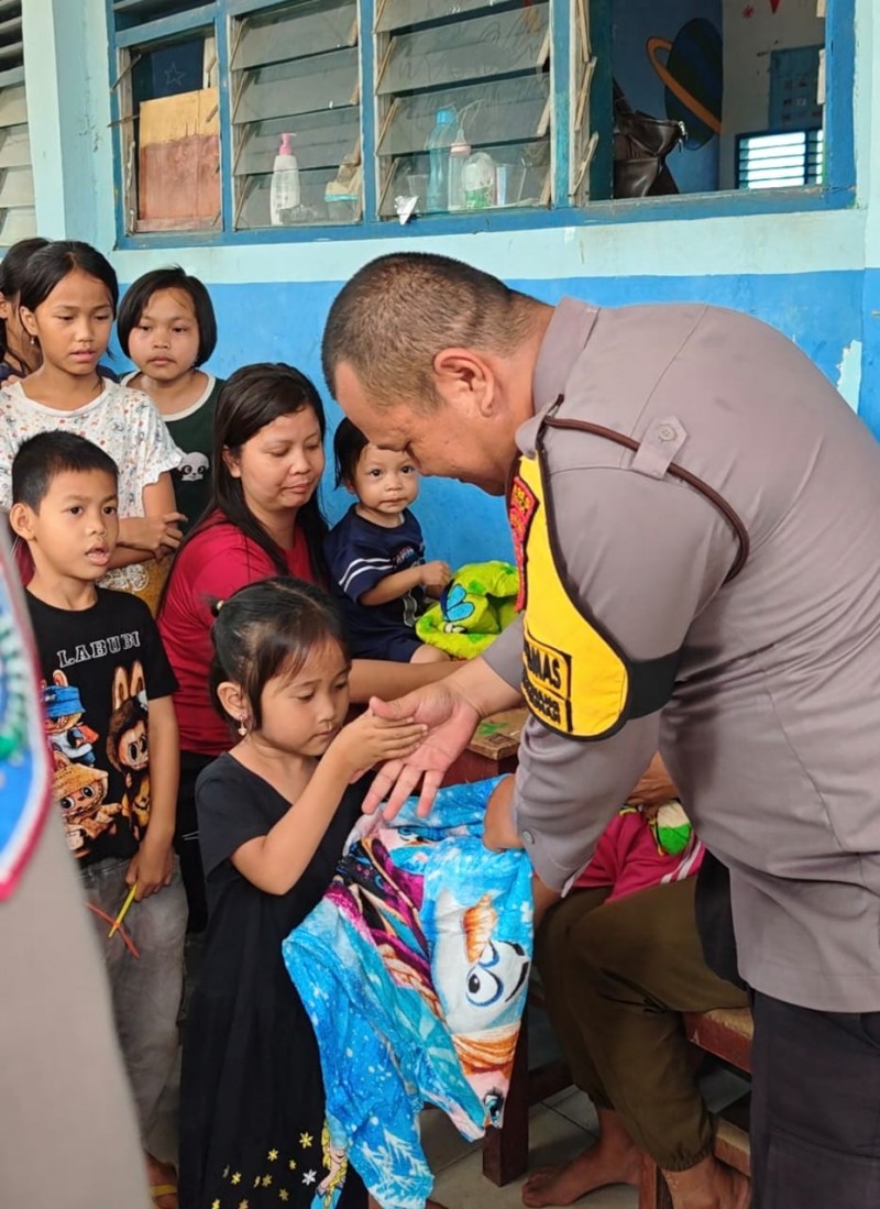 Bhabinkamtibmas Polres Sibolga Berikan Bantuan Selimut kepada Pengungsi Korban Bencana Alam