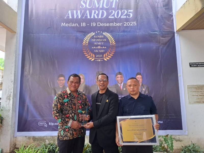 Wesly Melalui Kadis Kominfo Terima Penghargaan Keterbukaan Informasi Badan Publik 2025